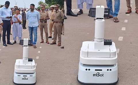 புதுவை கடற்கரை ரோந்து பணியில் முதல்முறையாக ரோபோ!