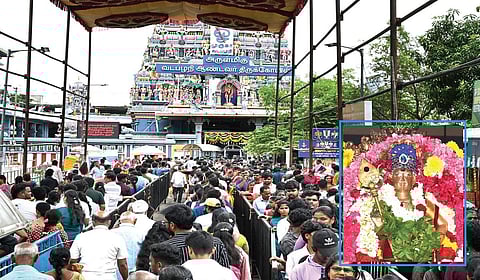 ஆடி கிருத்திகையை ஒட்டி, வடபழனி முருகன் கோயிலில் பக்தர்கள் நீண்ட வரிசையில் காத்திருந்து வழிபட்டனர். (உள்படம்) மலர் அலங்காரத்தில் பக்தர்களுக்கு அருள்பாலித்த முருகப் பெருமான். | படங்கள்: எஸ்.சத்தியசீலன் |