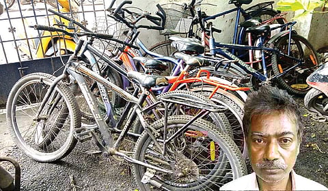 சென்னையில் பல்வேறு பகுதிகளில் சைக்கிள்களை திருடி வந்த தாமோதரன் கைது செய்யப்பட்டார்.