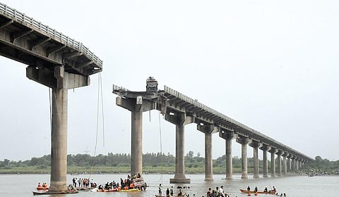 குஜராத் பால இடிமானம் விபத்தா?