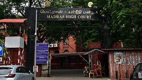 லயோலா கல்லூரி உதவி பேராசிரியர்கள் நியமனத்துக்கு ஒப்புதல் வழங்க அரசுக்கு ஐகோர்ட் உத்தரவு