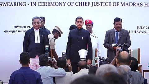 உயர் நீதிமன்ற தலைமை நீதிபதியாக எம்.எம்.ஸ்ரீவஸ்தவா பதவியேற்பு: ஆளுநர் ரவி பதவி பிரமாணம் செய்து வைத்தார்