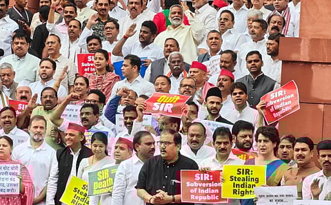 பிஹார் வாக்காளர் பட்டியல் சிறப்பு திருத்தத்துக்கு எதிர்ப்பு: எதிர்க்கட்சி எம்.பி.க்கள் போராட்டம்