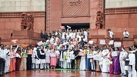 நாடாளுமன்ற இரு அவைகளும் தொடர்ந்து முடக்கம்: எதிர்க்கட்சி எம்.பி.க்கள் அமளியால் நாள் முழுவதும் ஒத்திவைப்பு