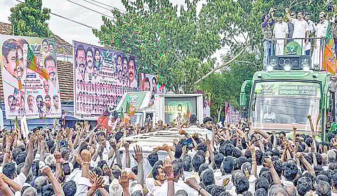 ஒரத்தநாடு பேருந்து நிலையம் அருகே நேற்று பொதுமக்கள் மத்தியில் பேசிய அதிமுக பொதுச் செயலாளர் பழனிசாமி. | படம்: ஆர்.வெங்கடேஷ் |