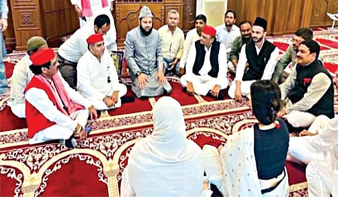 மசூதிக்குள் ஆடை கட்டுப்பாட்டை கடைபிடிக்காமல் முஸ்லிம் மத உணர்வை புண்படுத்திவிட்டார் டிம்பிள் யாதவ்: பாஜக குற்றச்சாட்டு