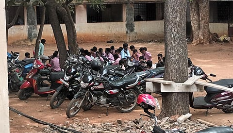 பள்ளிக் கல்வி துறை அமைச்சர் தொகுதி அரசு பள்ளியில் மரத்தடியில் பயிலும் மாணவர்கள்!