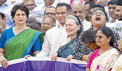 பிஹாரில் வாக்காளர் பட்டியல் சிறப்பு திருத்தத்துக்கு எதிராக இண்டியா கூட்டணி எம்.பி.க்கள் நாடாளுமன்ற வளாகத்தில் காங்கிரஸ் மூத்த தலைவர் சோனியா காந்தி தலைமையில் நேற்று போராட்டம் நடத்தினர். | படம்: பிடிஐ |