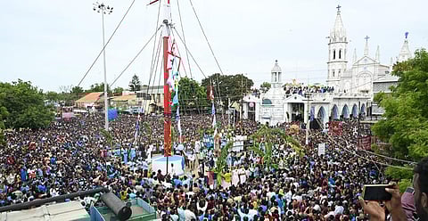 தூத்துக்குடி தூய பனிமய மாதா பேராலய பெருவிழா கொடியேற்றம்: ஆயிரக்கணக்கான பக்தர்கள் பங்கேற்பு