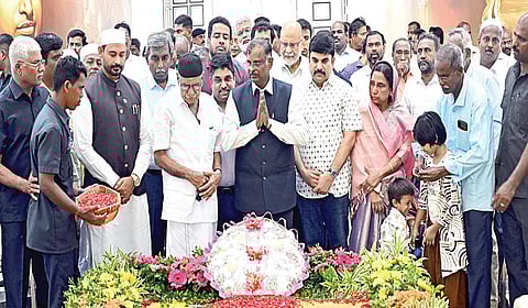 ராமேசுவரத்தில் உள்ள முன்னாள் குடியரசு தலைவர் அப்துல் கலாம் தேசிய நினைவிடத்தில் நேற்று நடைபெற்ற சிறப்புப் பிரார்த்தனையில் பங்கேற்றோர். | படம்: எல்.பாலச்சந்தர் |