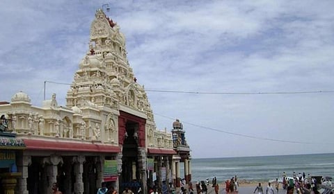 பக்தர்களிடம் முறைகேடாக பணம் பெற்றதாக புகார்: திருச்செந்தூர் கோயிலில் 2 திரிசுதந்திரர்கள் மீது நடவடிக்கை