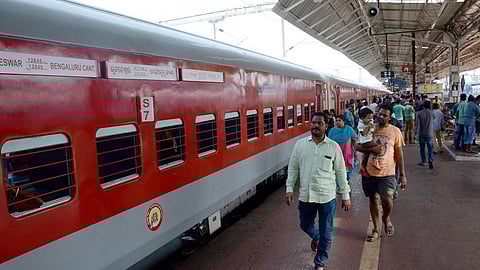 10 நிமிடம் நிறுத்தப்படும் நிலையங்களில் ரயில் கழிப்பறையை சுத்தம் செய்ய உத்தரவு