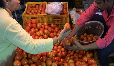 கோ​யம்​பேடு சந்​தை​யில் தக்​காளி விலை ரூ.30 ஆக உயர்வு