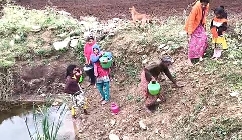 கிருஷ்ணகிரியில் பாதுகாப்பற்ற குட்டை நீரை பருகும் அவல நிலையில் மலைவாழ் மக்கள்!