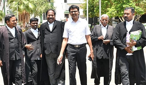 உயர் நீதிமன்ற மதுரை அமர்வில் ஆஜராக வந்த வழக்கறிஞர் வாஞ்சிநாதன் (வெள்ளை சட்டை அணிந்திருப்பவர்). | படம்: எஸ்.கிருஷ்ணமூர்த்தி