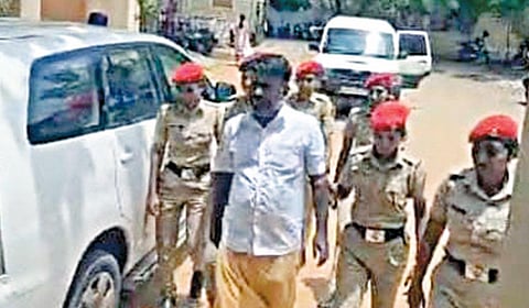 யூடியூப்பர் துர்க்கை ராஜை நீதிமன்றத்தில் ஆஜர்படுத்த அழைத்து வந்த புதுச்சேரி சைபர் க்ரைம் போலீஸார்.