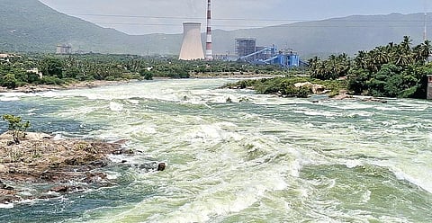 மேட்டூர் அணையின் உபரிநீர் போக்கியான 16 கண் மதகுகள் வழியாக அதிக அளவில் தண்ணீர் வெளியேற்றப்படுவதால், காவிரி ஆற்றில் ஆர்ப்பரித்துச் செல்லும் வெள்ளம்.