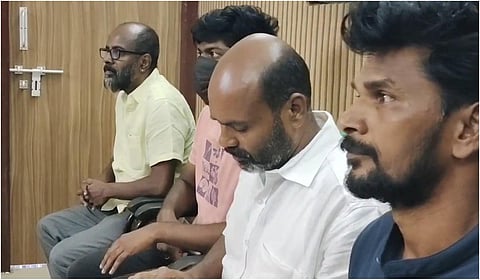 பேச்சுவார்த்தைக்கு வந்த உறவினர்கள்.