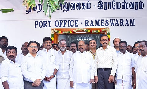 ராமேசுவரம் துறைமுக  அலுவலக கட்டடத்தை திறந்து வைத்த அமைச்சர் எ.வ.வேலு.