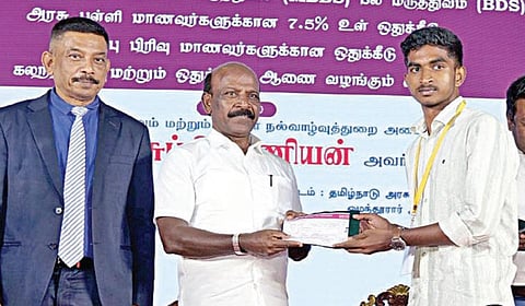 சென்னையில் நடைபெற்ற எம்பிபிஎஸ், பிடிஎஸ் உள்ஒதுக்கீடு கலந்தாய்வில் மாணவர் ஒருவருக்கு சேர்க்கை ஆணையை அமைச்சர் மா.சுப்பிரமணியன் வழங்கினார்.