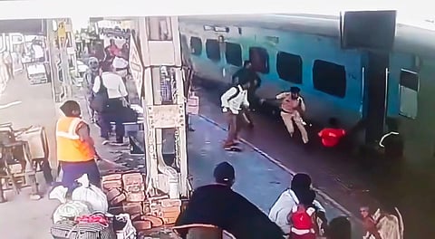 ஈரோடு: ஓடும் ரயிலில் சிக்கிய பயணியை காப்பாற்றிய காவலருக்கு பாராட்டு!