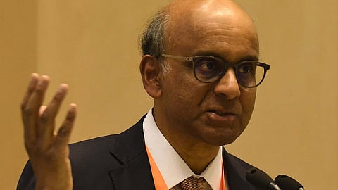 சிங்கப்பூரில் சாலையில் ஏற்பட்ட திடீர் பள்ளத்தில் காருடன் விழுந்த பெண்ணை மீட்ட 7 தமிழர்களுக்கு விருந்து அளிக்கிறார் அதிபர்