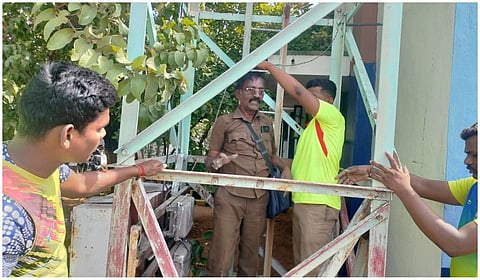 கரூரில் அரசுப் போக்குவரத்துக் கழக பணிமனை உயர்மின் கோபுரத்தில் ஏறி போராடிய நடத்துநர் மீட்பு