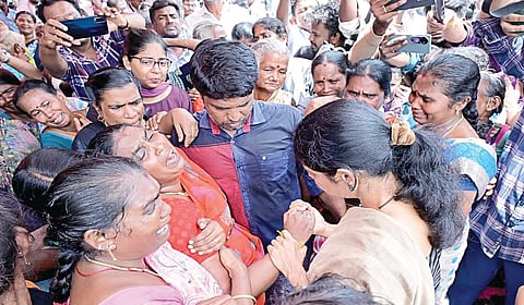 கதறி அழும் கவின் செல்வகணேஷின் தாயார் மற்றும் உறவினர்களுக்கு ஆறுதல் கூறிய கனிமொழி எம்.பி. | படம்: என்.ராஜேஷ் |