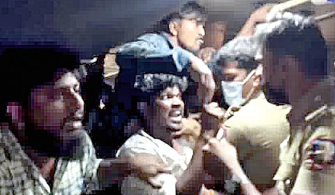 காவல் வாகனத்தில் போலீஸாரை மிரட்டிய ரவுடி.