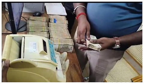 கோவையிலிருந்து கேரளாவுக்கு கடத்த முயன்ற ரூ.26.40 லட்சம் சிக்கியது: ஹவாலா பணமா என போலீஸார் விசாரணை