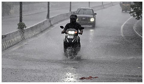 தமிழகத்தில் நாளை கோவை, நீலகிரி உள்ளிட்ட 16 மாவட்டங்களில் கனமழைக்கு வாய்ப்பு