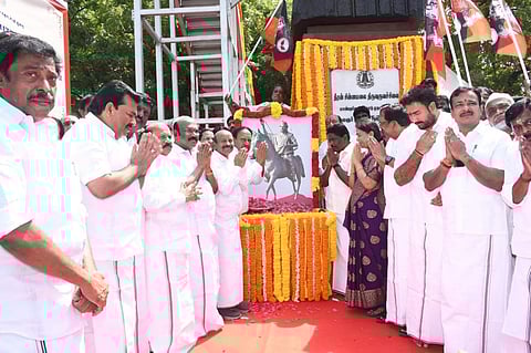 தீரன் சின்னமலை 220வது நினைவு நாள்: அதிமுக நிர்வாகிகள் மலர்தூவி மரியாதை