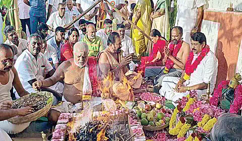 ஈரோடு மாவட்டம் பவானியில் நேற்று நடந்த சிறப்பு ஹோமத்தில் பங்கேற்ற பாஜக மாநிலத் தலைவர் நயினார் நாகேந்திரன்.