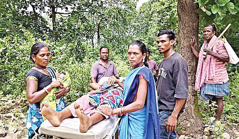 ஒடிசாவில் பாம்பு கடித்த தாயை 5 கி.மீ. தூரம் தோளில் சுமந்து சென்ற மகள்: காலதாமதத்தால் பறிபோன உயிர்