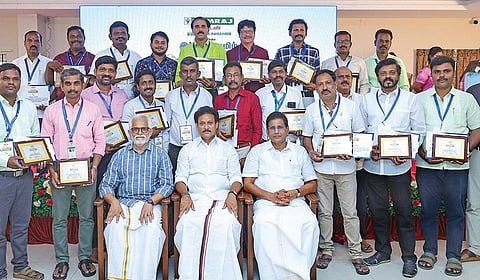 `இந்து தமிழ் திசை' சார்பில் திருச்சியில் நேற்று நடைபெற்ற விழாவில் `அன்பாசிரியர் விருது' பெற்ற ஆசிரியர்களுடன் தமிழக பள்ளிக்கல்வித் துறை அமைச்சர் அன்பில் மகேஸ் பொய்யாமொழி, ராம்ராஜ் காட்டன் நிறுவனர் கே.ஆர்.நாகராஜன், `இந்து தமிழ் திசை' தலைமை செயல் அதிகாரி சங்கர் வி.சுப்பிரமணியம். | படங்கள்: ர. செல்வமுத்துகுமார் |