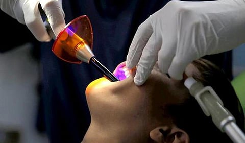 கடலூர், புதுக்கோட்டை மருத்துவ கல்லூரிகளுக்கு பல் மருத்துவர்களை இடமாற்றம் செய்வதை கைவிட வேண்டும்