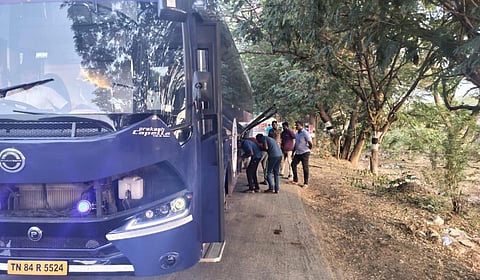மதுரை நகர் எல்லையில் தனியார் பேருந்தை சோதனையிட்ட போலீஸார்.