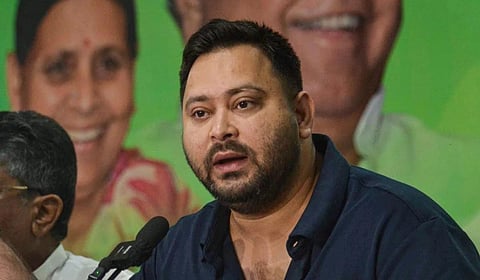 இரட்டை வாக்காளர் அட்டை விவகாரம்: தேஜஸ்வி யாதவ் மீது போலீஸில் புகார்