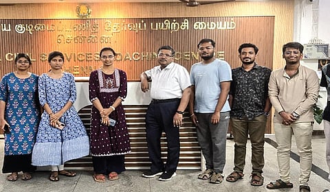 சென்னை கிரீன்வேஸ் சாலையில் உள்ள அகில இந்திய குடிமைப்பணித் தேர்வு பயிற்சி மையத்தில் பயிற்சி பெற்றுவரும் இளையோருடன் சங்கர சரவணன்.