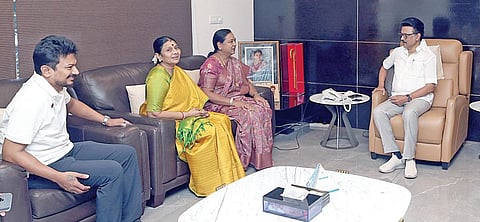 பிரேமலதா, ஓபிஎஸ் உடனான சந்திப்பு: கூட்டணிக்குள் சேர்க்கவா... கூட்டணிக் கட்சிகளை அடக்கவா?