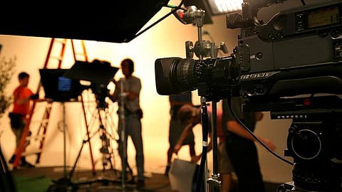 ஊதிய உயர்வு கோரிக்கைக்கு எதிர்ப்பு: புதிய தொழிலாளர்களுடன் பணிபுரிய தெலுங்கு தயாரிப்பாளர்கள் முடிவு