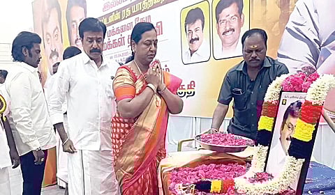 உள்ளம் தேடி இல்லம் நாடி நிகழ்ச்சிக்காக காஞ்சிபுரம் வந்த தேமுதிக பொதுச் செயலர் பிரேமலதா அவரது கணவர் விஜயகாந்த் படத்துக்கு மாலை அணிவித்து மரியாதை செலுத்தினார்.