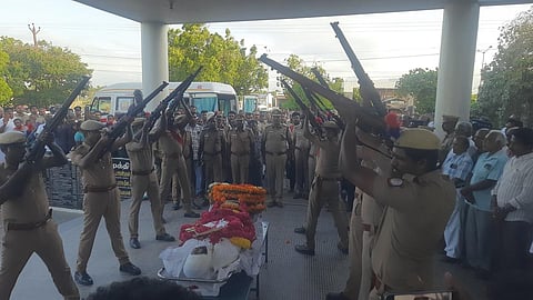 21 குண்டுகள் முழங்க அரசு மரியாதையுடன் எஸ்எஸ்ஐ சண்முகவேல் உடல் தகனம்