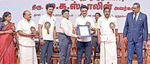 சென்னை நந்தம்பாக்கம் வர்த்தக மையத்தில் நேற்று நடைபெற்ற நிகழ்ச்சியில், நகராட்சி நிர்வாகம், குடிநீர் வழங்கல் துறை சார்பில் தேர்வு செய்யப்பட்ட 2,538 பேருக்கு பணிநியமன ஆணைகளை முதல்வர் ஸ்டாலின் வழங்கினார். உடன், துணை முதல்வர் உதயநிதி, அமைச்சர்கள் கே.என்.நேரு, தா.மோ.அன்பரசன், மேயர் பிரியா, துறை செயலர் தா.கார்த்திகேயன் மற்றும் அரசு அதிகாரிகள்.