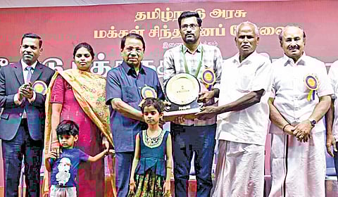 ஈரோடு புத்தகத் திருவிழாவில் கோவை அமிர்தா பல்கலை. கணிதத்துறை உதவிப் பேராசிரியர் பொ.பிரகாஷுக்கு ‘அறிவியல் மேதை ஜி.டி. நாயுடு விருது’ மற்றும் ரூ.1 லட்சம் பொற்கிழியை வழங்கினார் வேலூர் விஐடி கல்வி நிறுவனங்களின் வேந்தர் கோ.விசுவநாதன். உடன், ராணுவ விஞ்ஞானி வி.டில்லிபாபு, மக்கள் சிந்தனைப் பேரவைத் தலைவர் த.ஸ்டாலின் குணசேகரன் உள்ளிட்டோர்.