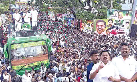 தென்காசி மாவட்டம் கடையநல்லூரில் நேற்று பொதுமக்களிடையே பேசிய அதிமுக பொதுச் செயலாளர் பழனிசாமி.