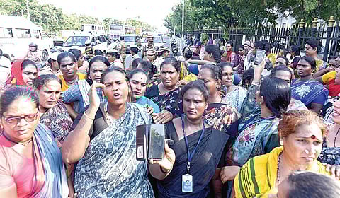 தங்களுக்கு கண்ணகி நகரில் வழங்கிய வீடுகளை மாற்றி வேறு இடம் தர கோரி, திருநங்கைகள் சென்னை மெரினா காமராஜர் சாலையில் சாலை மறியல் போராட்டத்தில் ஈடுபட்டனர். | படம்: எல்.சீனிவாசன் |