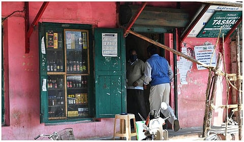 எப்எல்- 2 மனமகிழ் மன்றங்களில் சட்டவிரோதமாக மதுபானம் விற்றால் நடவடிக்கை: உயர் நீதிமன்றம் உத்தரவு