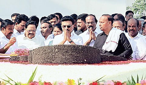 முன்னாள் முதல்வர் கருணாநிதியின் 7-ம் ஆண்டு நினைவு தினத்தை முன்னிட்டு, முதல்வர் மு.க.ஸ்டாலின், அமைச்சர்கள் உள்ளிட்டோர் சென்னை அண்ணா சாலையில் இருந்து அமைதி பேரணியாகச் சென்று மெரினா கடற்கரையில் உள்ள அவரது நினைவிடத்தில் மரியாதை செலுத்தினர். | படம்: எஸ்:சத்தியசீலன் |