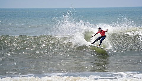 ஆசிய சர்ஃபிங் சாம்பியன்ஷிப் போட்டி மாமல்லபுரம் கடற்கரை பகுதியில் நடைபெற்று வருகிறது. இதில் மகளிர் ஓபன் பிரிவு 3-வது சுற்றில் பங்கேற்ற இந்தியாவின் கமலி மூர்த்தி.